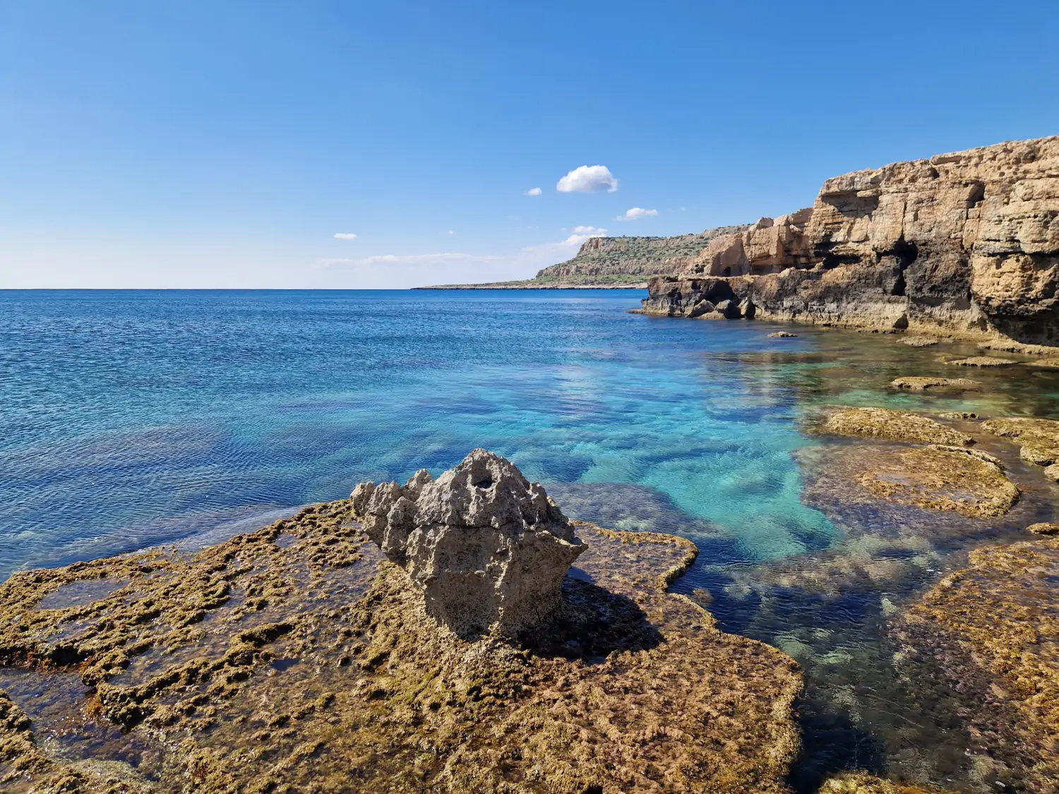 Turquoise water aan de kust van Cape Greco op Cyprus